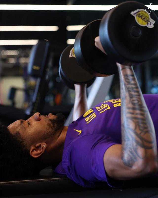 开云官方网-湖人迎利好！伍德苦练力量 重组双塔为浓眉减压？