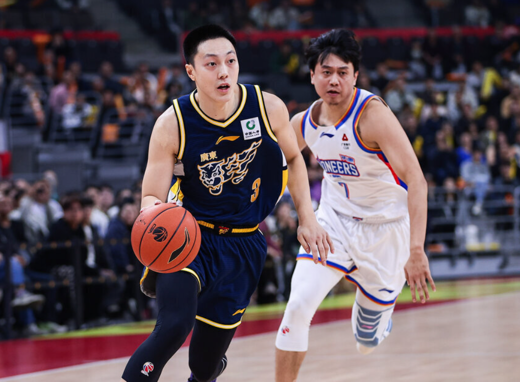 开云体育下载安装-末节11分！胡明轩只打关键球，率领广东捍卫主场